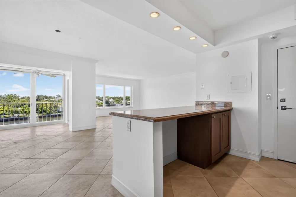 555 SE 6TH AVENUE #4F Delray Beach, FL 33483