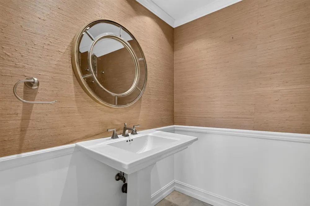 555 SE 6TH AVENUE #4F Delray Beach, FL 33483