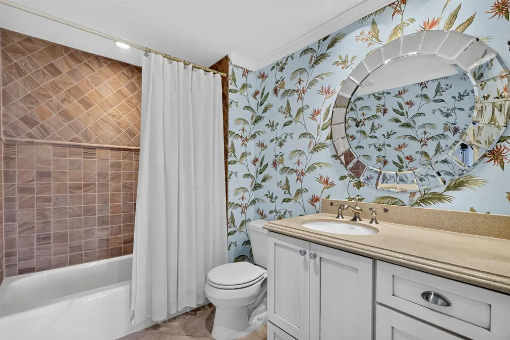 555 SE 6TH AVENUE #4F Delray Beach, FL 33483
