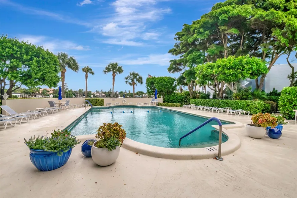 555 SE 6TH AVENUE #4F Delray Beach, FL 33483