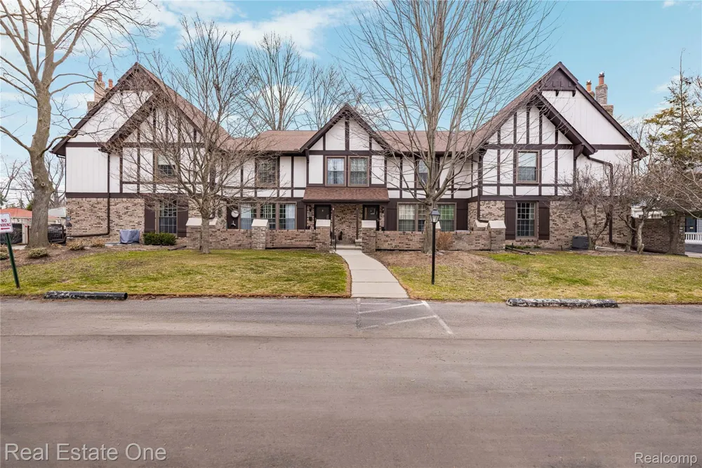 21901 Shore Pointe Lane #39 St Clair Shores City, MI 48080