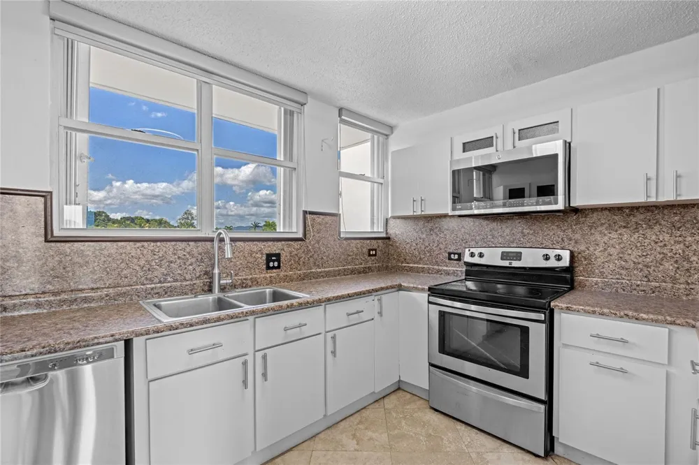 146 Ave Santa Ana BOSQUE DE LA VILLA DE TORRIMAR #C-PH-D Guaynabo, PR 00971