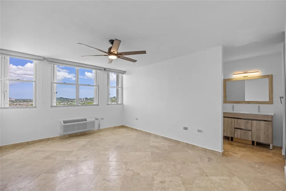 146 Ave Santa Ana BOSQUE DE LA VILLA DE TORRIMAR #C-PH-D Guaynabo, PR 00971