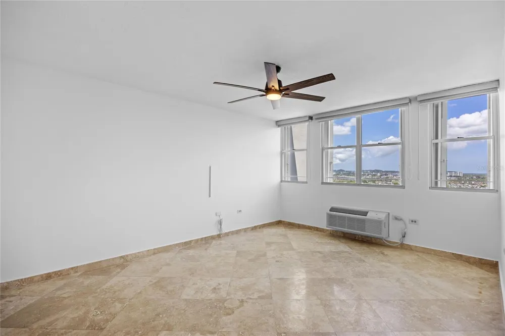 146 Ave Santa Ana BOSQUE DE LA VILLA DE TORRIMAR #C-PH-D Guaynabo, PR 00971
