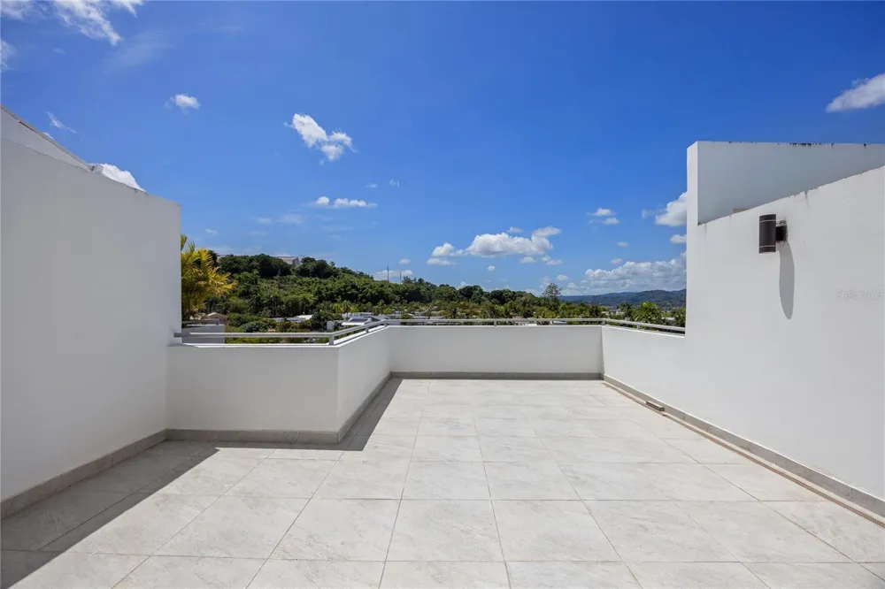 146 Ave Santa Ana BOSQUE DE LA VILLA DE TORRIMAR #C-PH-D Guaynabo, PR 00971