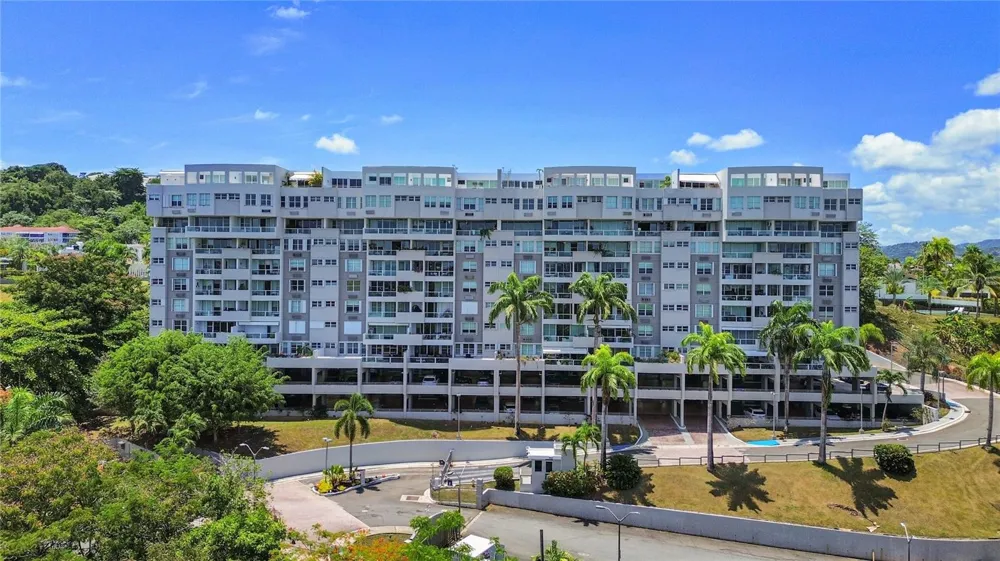 146 Ave Santa Ana BOSQUE DE LA VILLA DE TORRIMAR #C-PH-D Guaynabo, PR 00971