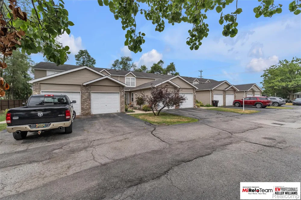 19508 Stanford Lane #5 Roseville City, MI 48066