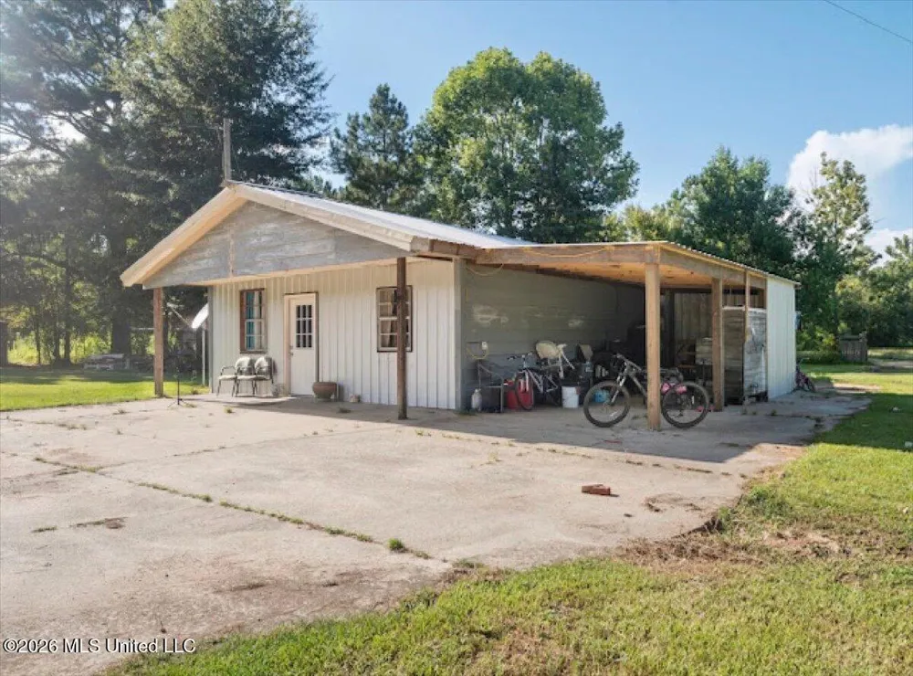 3224 Old Jackson Road Forest, MS 39074