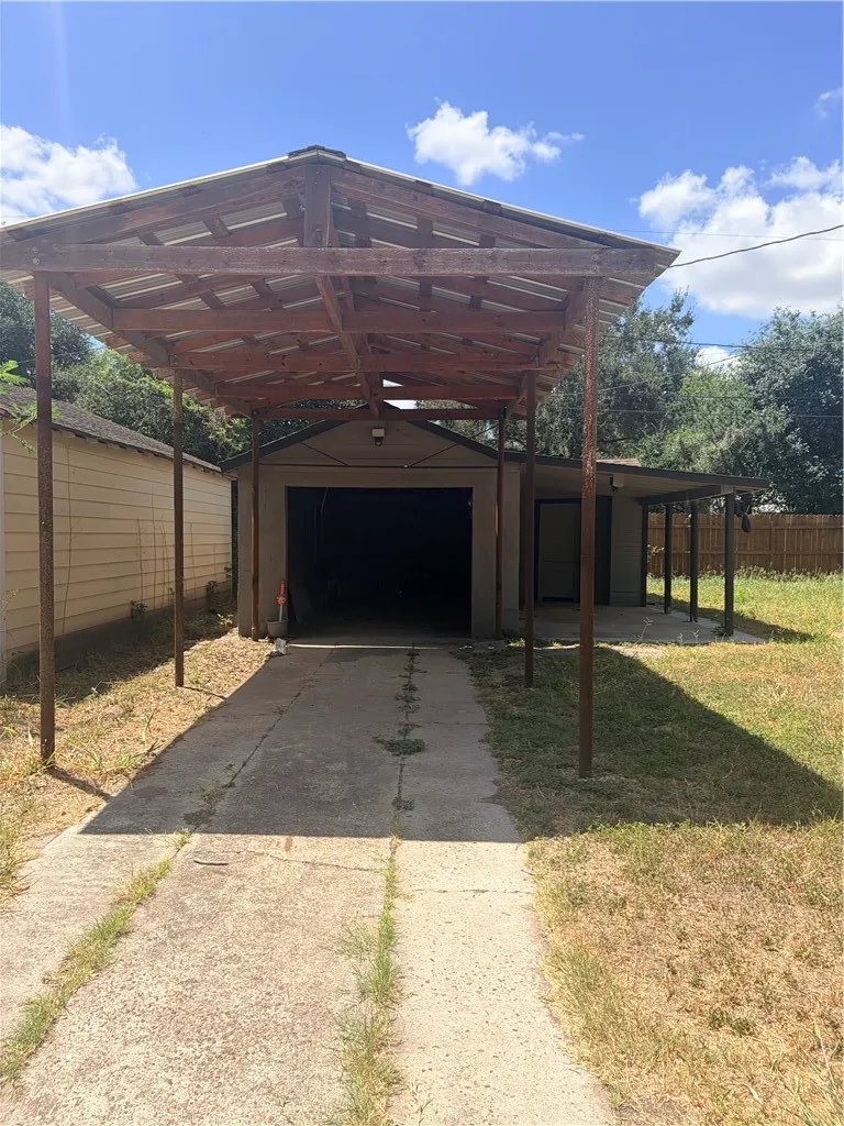 1020 E 5th Street Alice, TX 78332