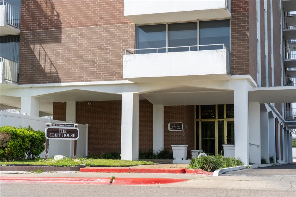 715 S Upper Broadway Street #406 Corpus Christi, TX 78401