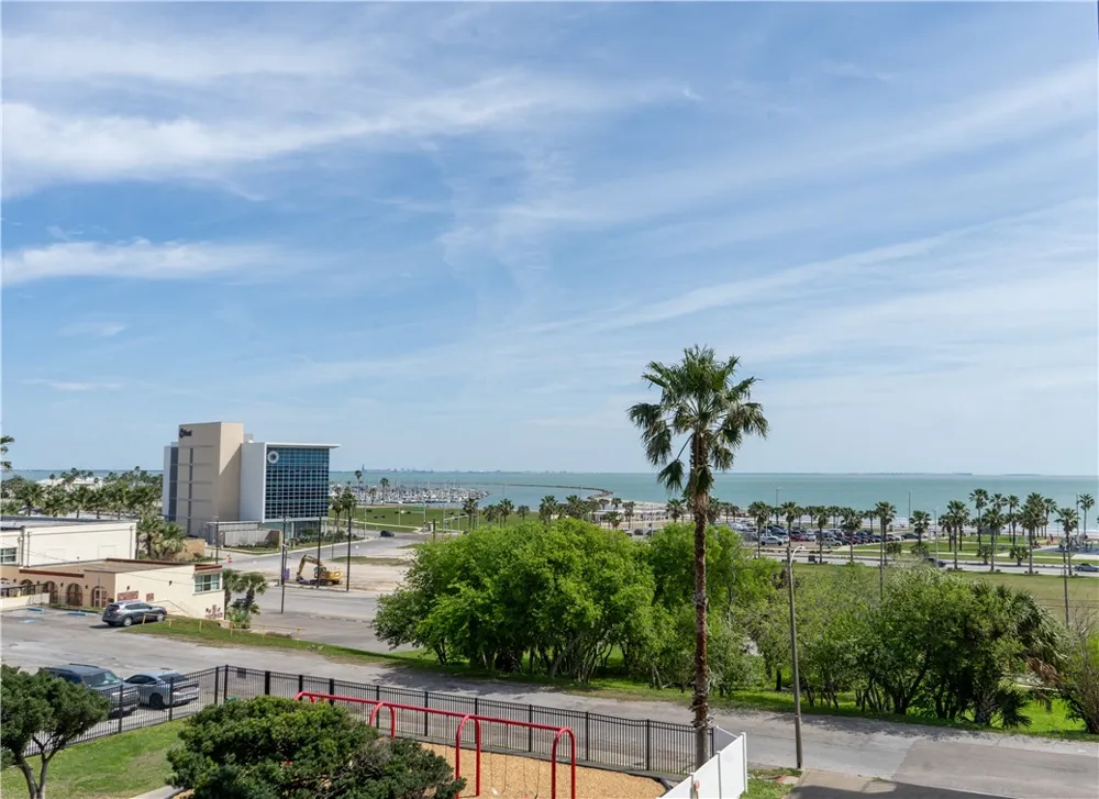 715 S Upper Broadway Street #406 Corpus Christi, TX 78401