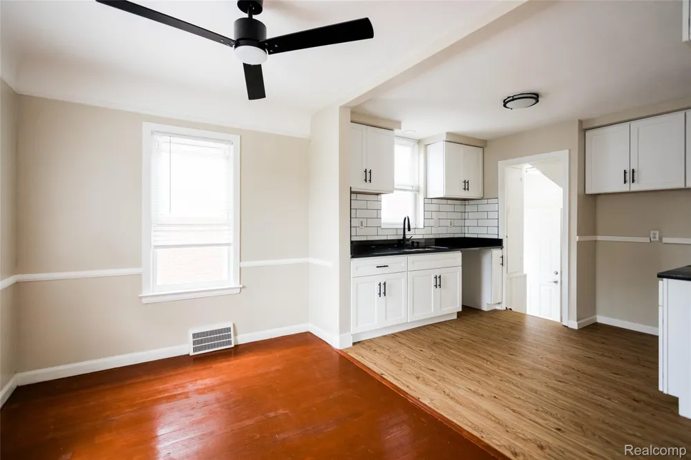 15605 Veronica Avenue Eastpointe City, MI 48021