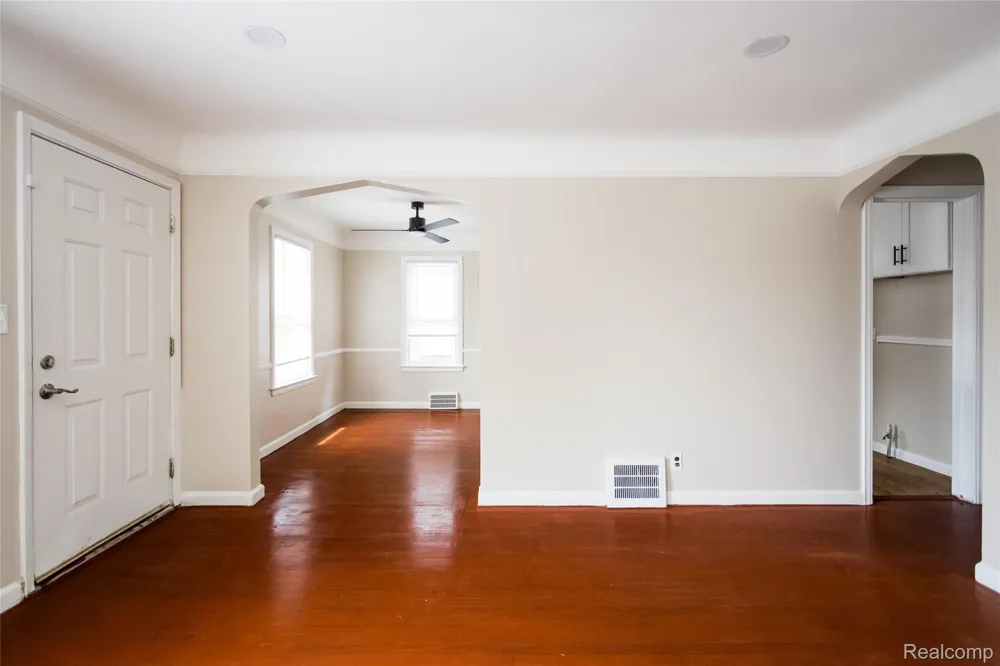 15605 Veronica Avenue Eastpointe City, MI 48021