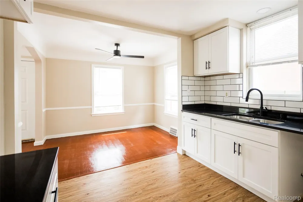 15605 Veronica Avenue Eastpointe City, MI 48021