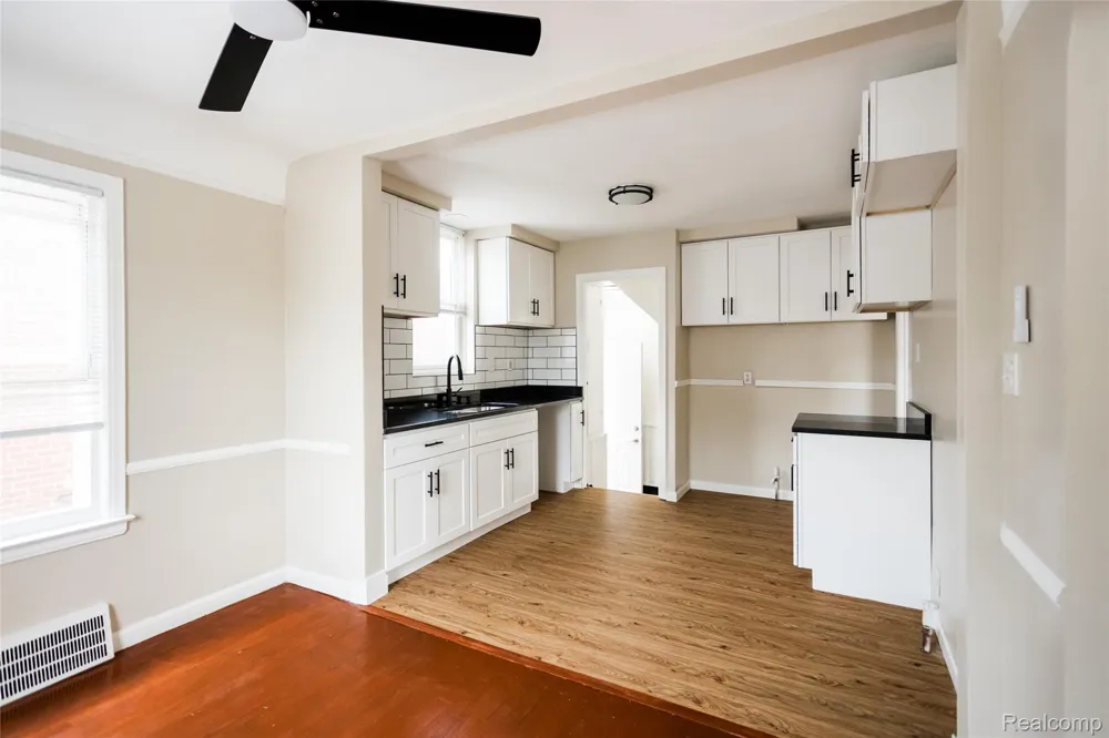 15605 Veronica Avenue Eastpointe City, MI 48021