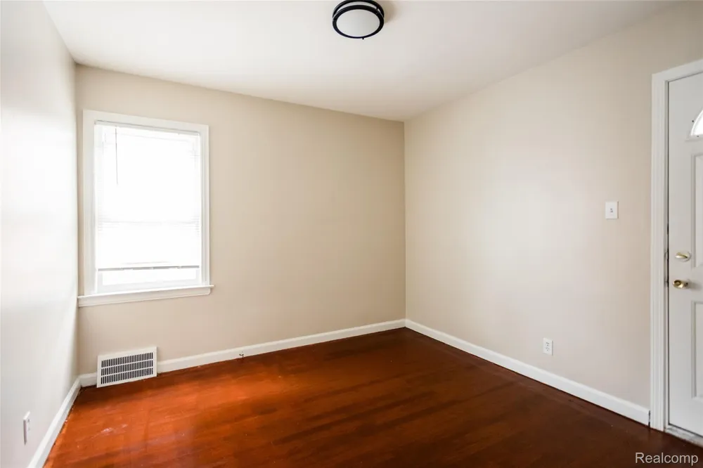 15605 Veronica Avenue Eastpointe City, MI 48021