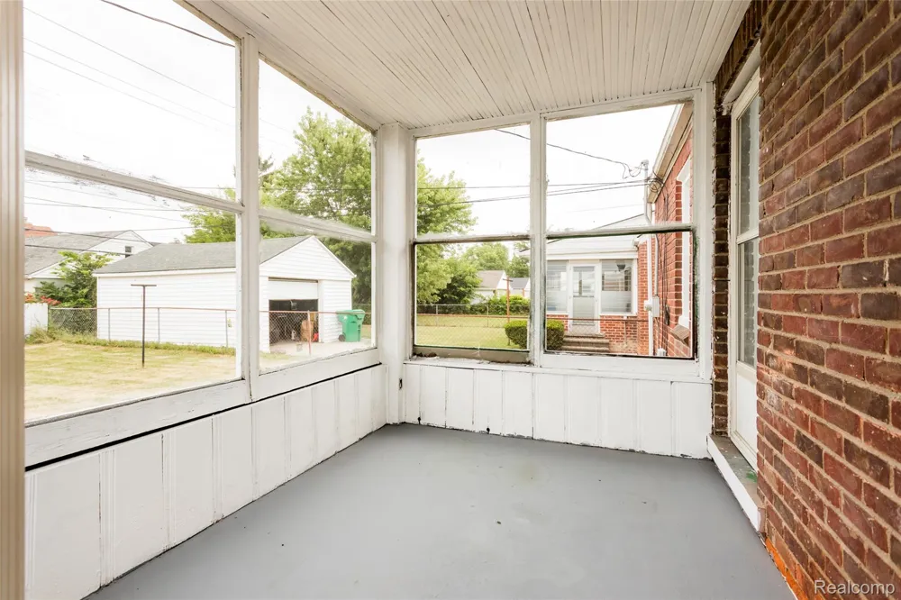 15605 Veronica Avenue Eastpointe City, MI 48021