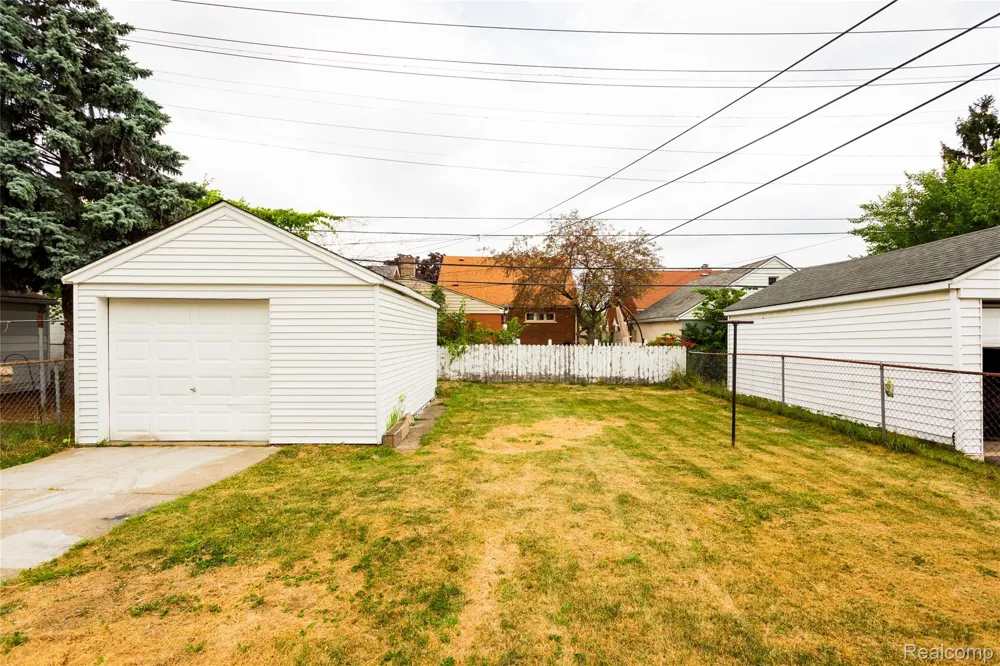 15605 Veronica Avenue Eastpointe City, MI 48021