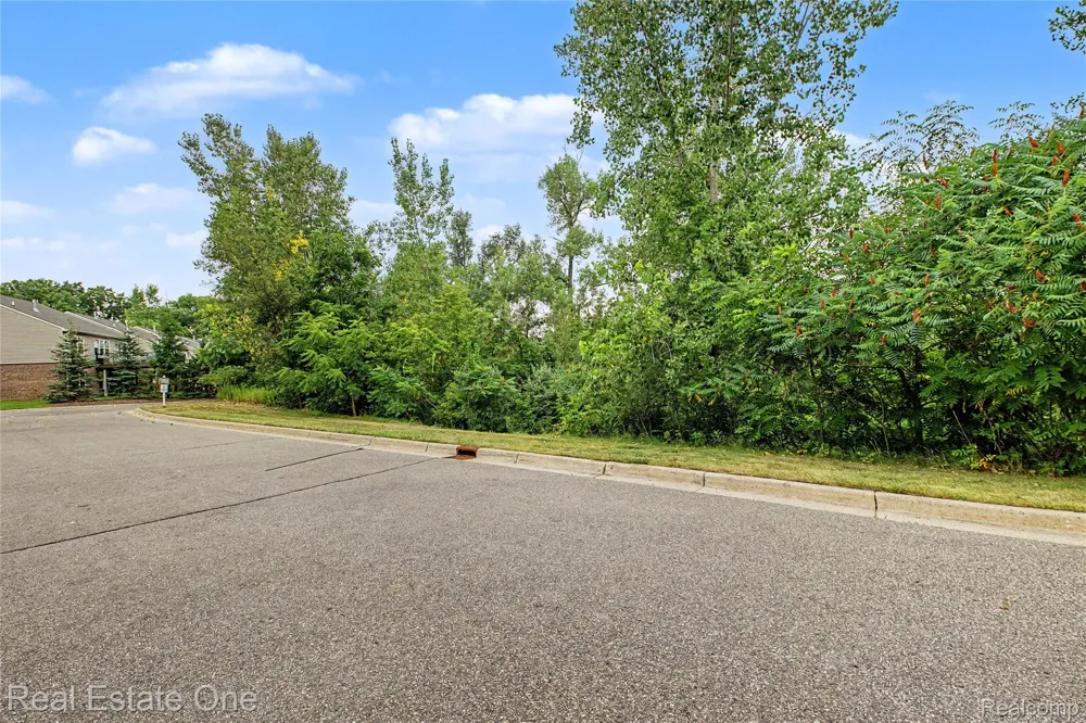 2202 Paradise Trail Oxford Charter Township, MI 48371