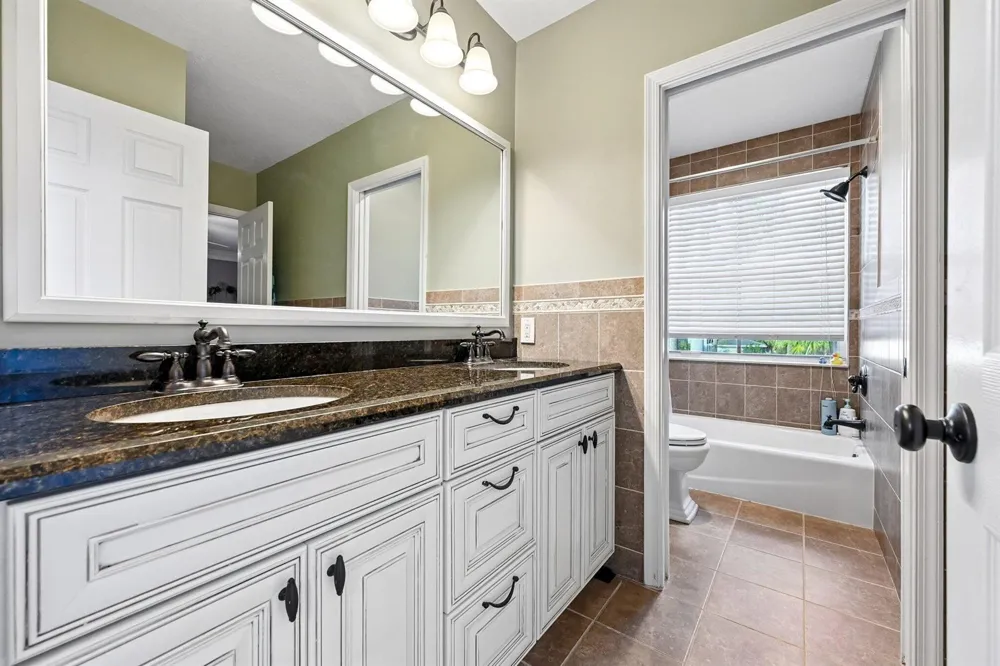 1664 VICTORIA POINTE LANE Weston, FL 33327