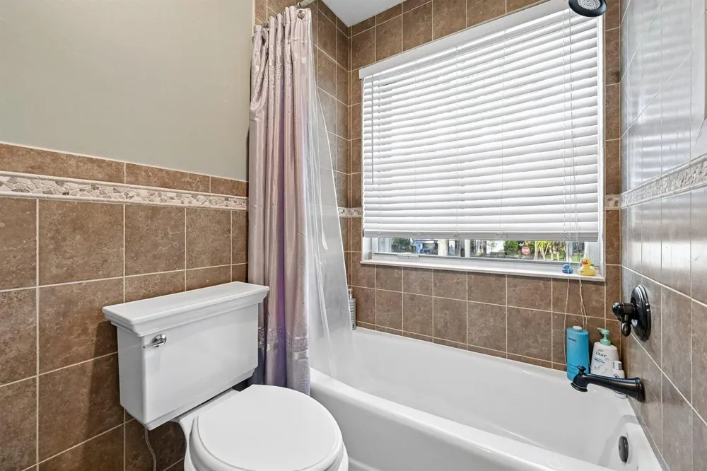 1664 VICTORIA POINTE LANE Weston, FL 33327