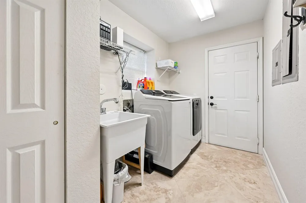 1664 VICTORIA POINTE LANE Weston, FL 33327