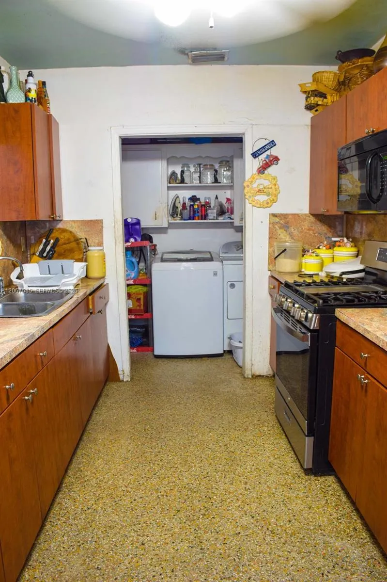 371 W 47th St Hialeah, FL 33012