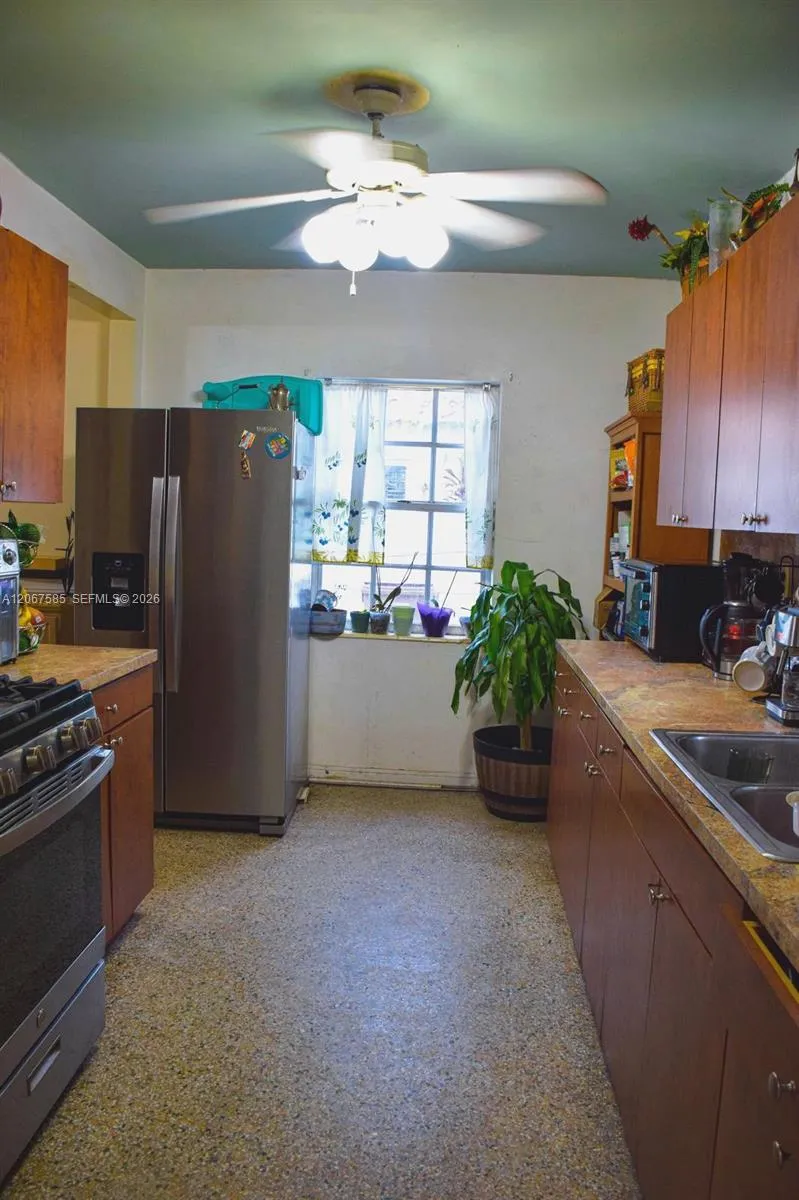 371 W 47th St Hialeah, FL 33012