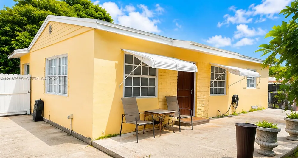 371 W 47th St Hialeah, FL 33012