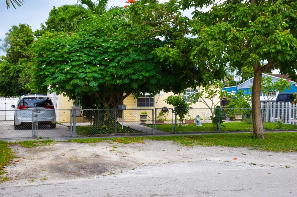 371 W 47th St Hialeah, FL 33012