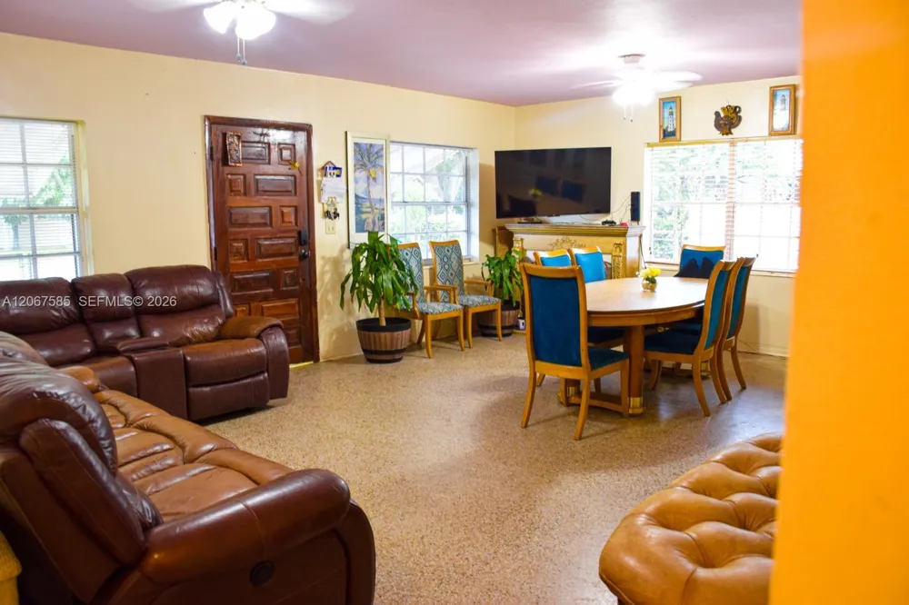 371 W 47th St Hialeah, FL 33012