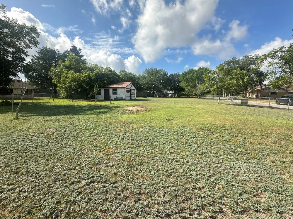129 S Pecan Street Flatonia, TX 78941