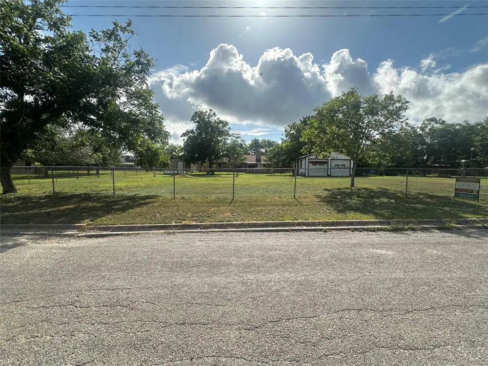 129 S Pecan Street Flatonia, TX 78941