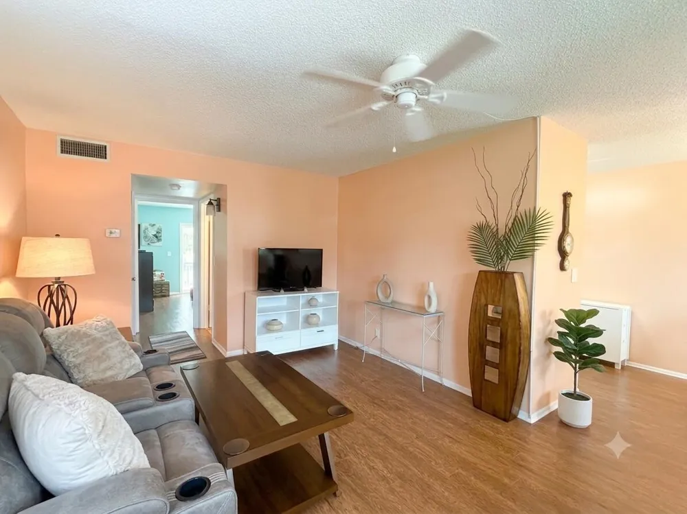 28 PINE ARBOR #105 Vero Beach, FL 32962