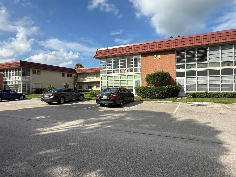 28 PINE ARBOR #105 Vero Beach, FL 32962