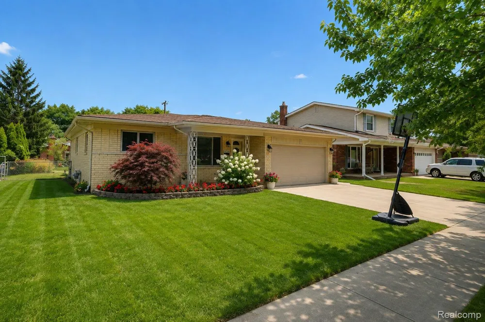 2730 Rhodes Drive Troy City, MI 48083