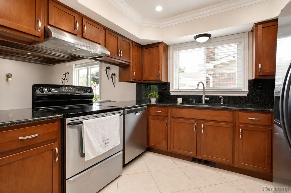 2730 Rhodes Drive Troy City, MI 48083