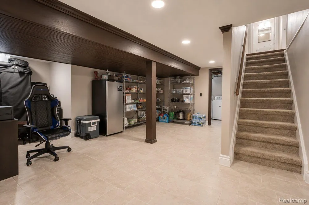 2730 Rhodes Drive Troy City, MI 48083