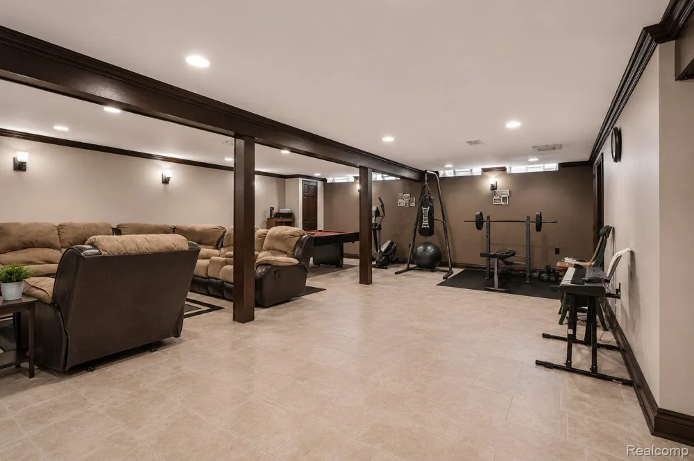 2730 Rhodes Drive Troy City, MI 48083