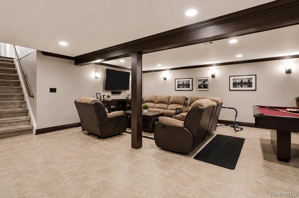 2730 Rhodes Drive Troy City, MI 48083