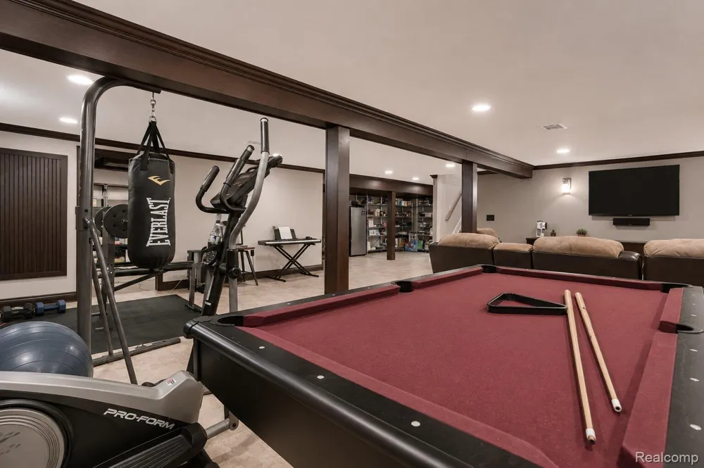 2730 Rhodes Drive Troy City, MI 48083