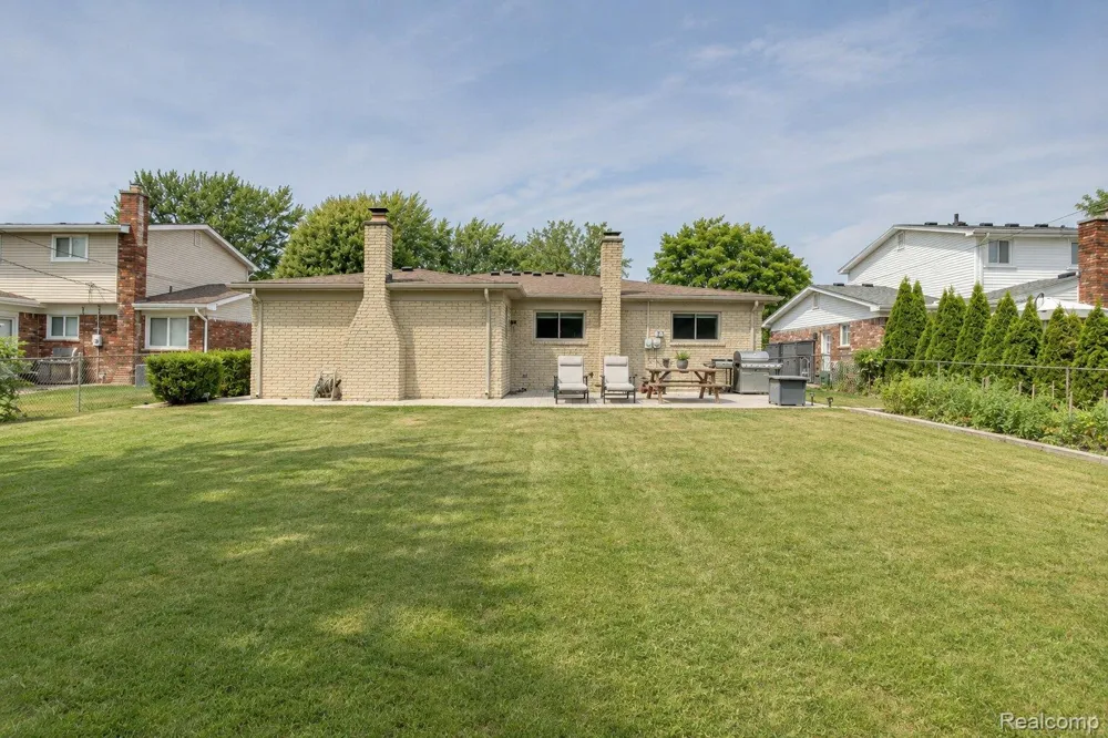 2730 Rhodes Drive Troy City, MI 48083