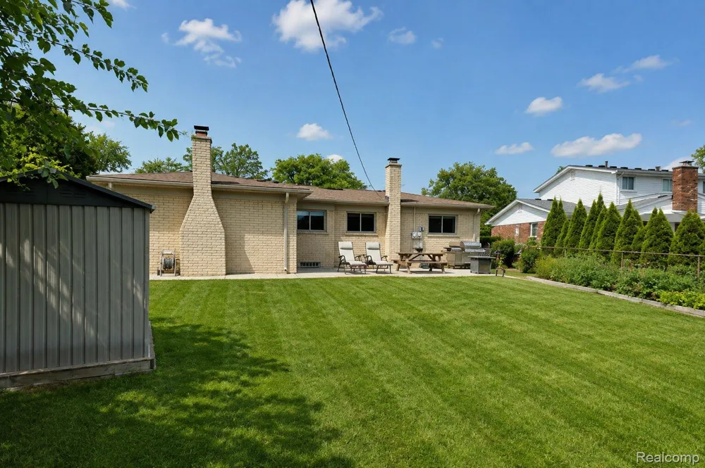 2730 Rhodes Drive Troy City, MI 48083