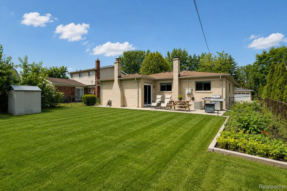 2730 Rhodes Drive Troy City, MI 48083