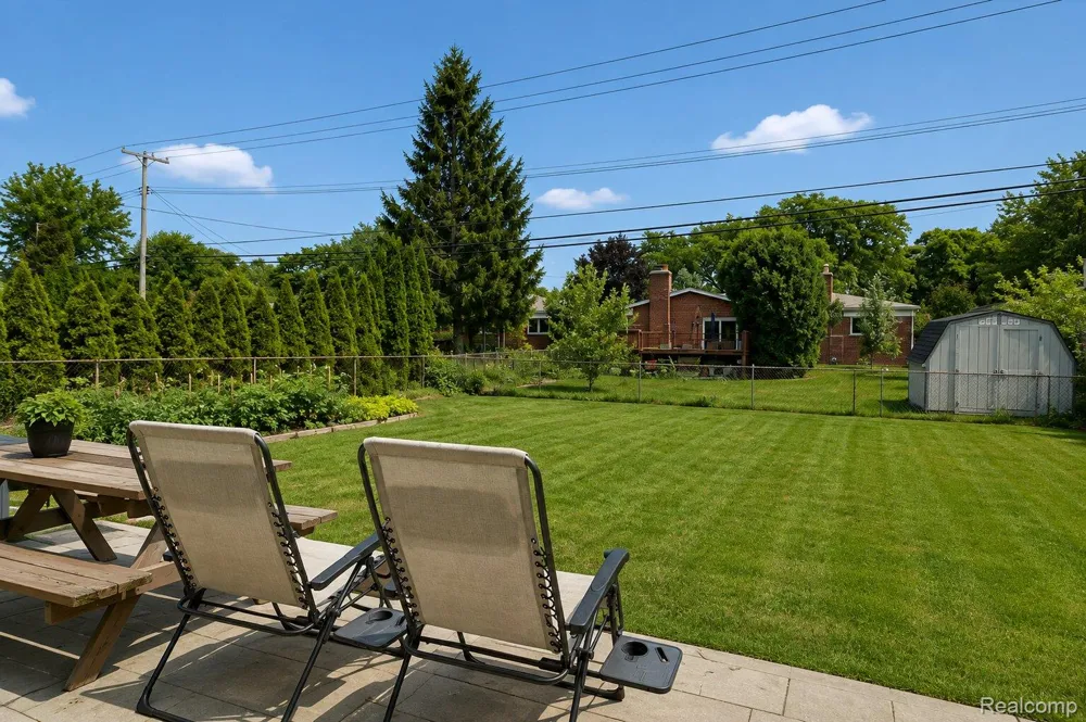2730 Rhodes Drive Troy City, MI 48083
