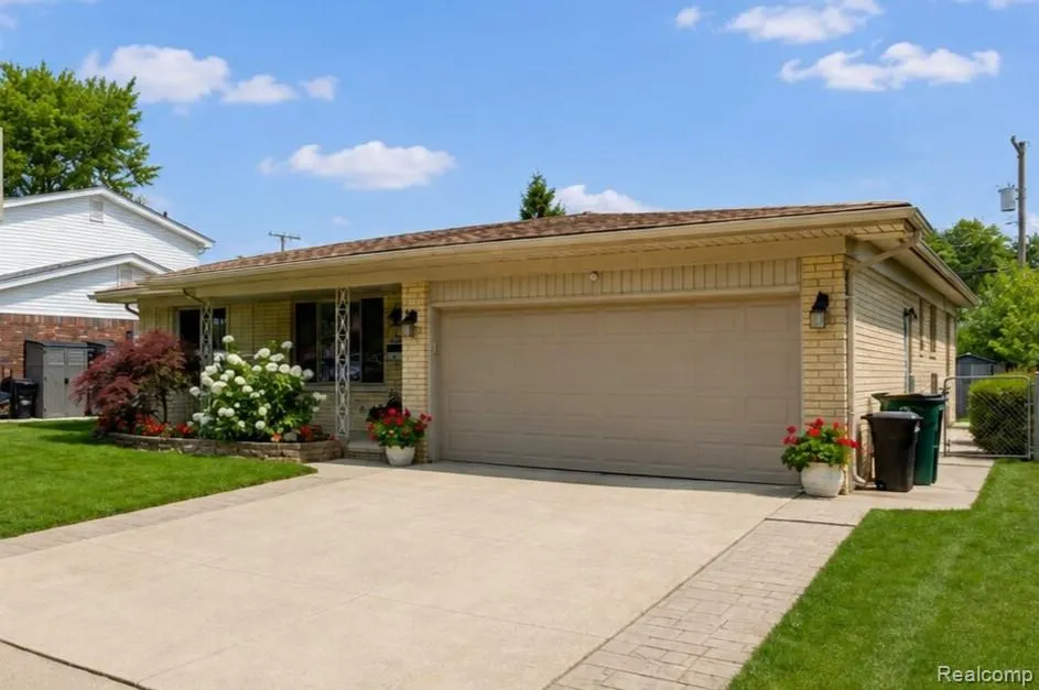 2730 Rhodes Drive Troy City, MI 48083