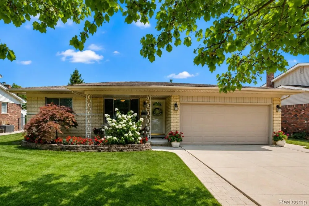 2730 Rhodes Drive Troy City, MI 48083