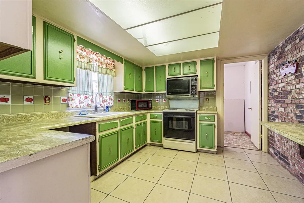 3902 AUTUMN PALM DRIVE Zephyrhills, FL 33541