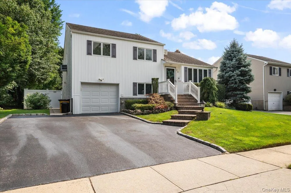 38 Briarwood Lane Plainview, NY 11803