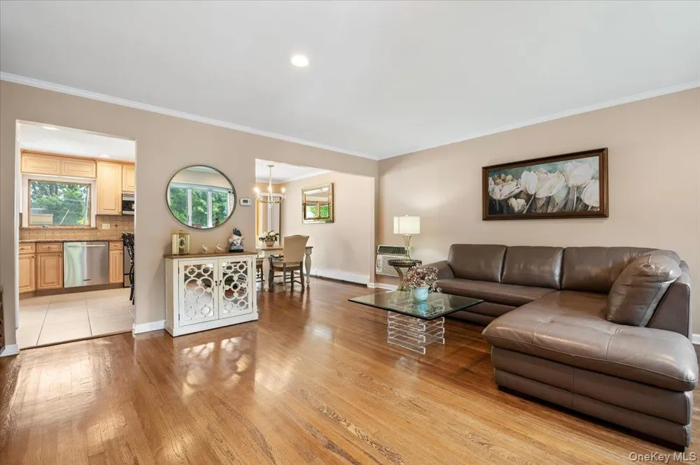 38 Briarwood Lane Plainview, NY 11803